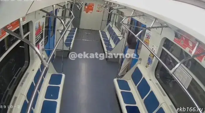 In the Yekaterinburg metro, a child's head was almost caught in the door of the carriage.