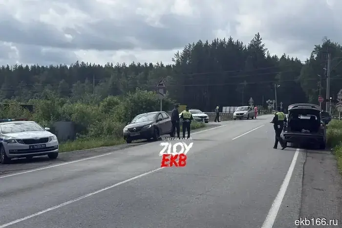 Жители Екатеринбурга обсуждают звук, напоминаний взрыв, который они услышали прошлой ночью.