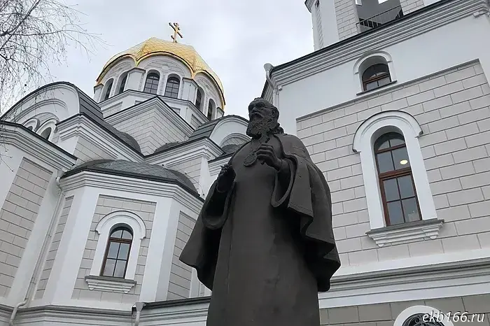 В Екатеринбурге в медгородке на Волгоградской установлен памятник святителю Луке.