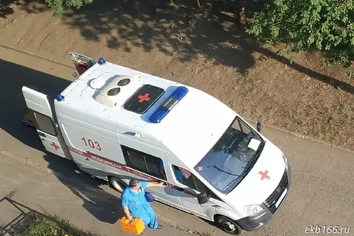 A passenger car failed to yield to medics: a paramedic was killed in a crash involving an ambulance in Sverdlovsk Oblast.