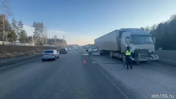 Водитель «Фольксвагена» скончался в результате аварии с грузовиком на 10-м километре ЕКАД.
