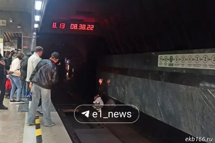 A girl fell onto the tracks in the Yekaterinburg metro.