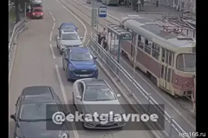 В Екатеринбурге подростки разрушили новый троллейбус.