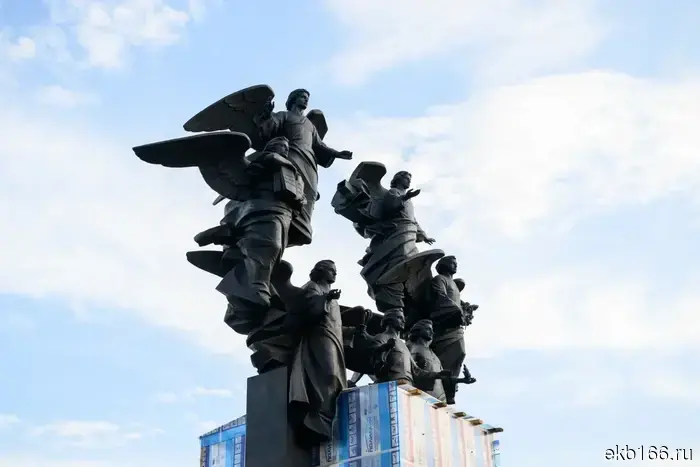 В Екатеринбург привезли основной элемент памятника РМК.