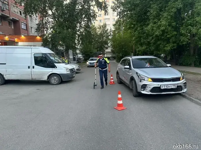 На улице Таежная в Екатеринбурге автомобиль сбил подростка.