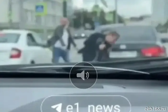 В Екатеринбурге неуравновешенный человек ударил водителя бутылкой из-под виски на дороге.