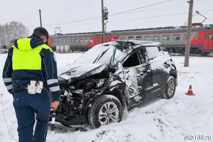 Chery Tiggo with two people was hit by a train at a crossing in the Sverdlovsk region.