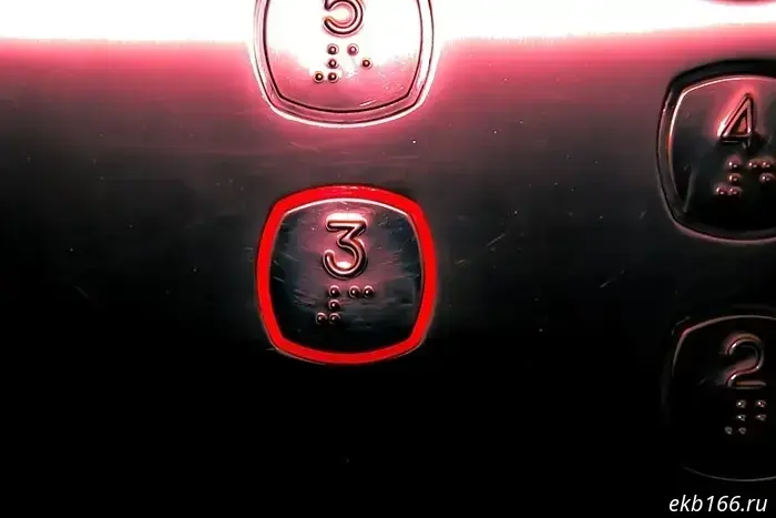 Residents of a Yekaterinburg high-rise are walking up to their apartments for fear the elevator will collapse.