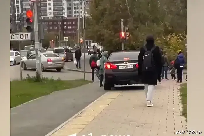 "Mothers with strollers and children were walking": in Yekaterinburg an inconsiderate driver drove onto the middle of the sidewalk.
