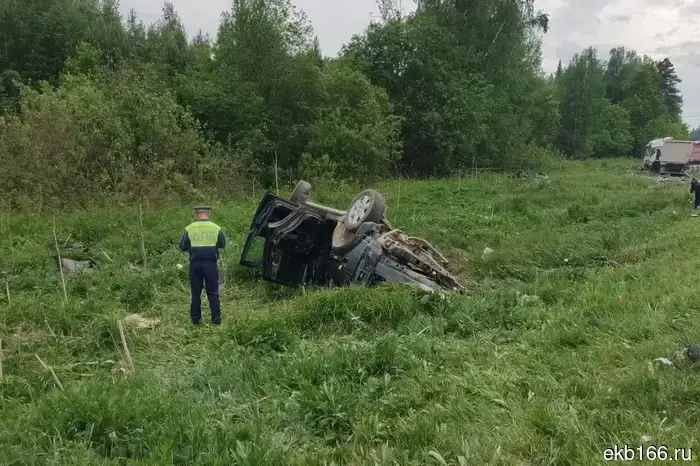 В ужасном дорожно-транспортном происшествии на свердловской трассе погибли четыре человека.
