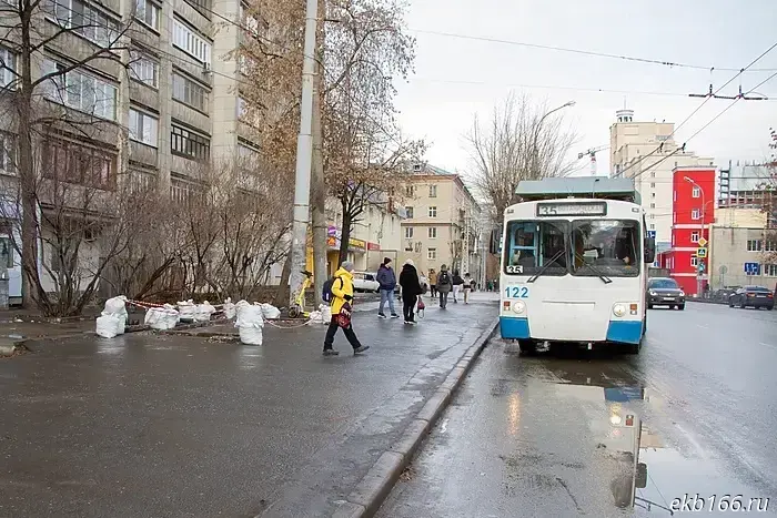 The Yekaterinburg mayor's office said it had installed new stops to replace most of the "demolished" ones.