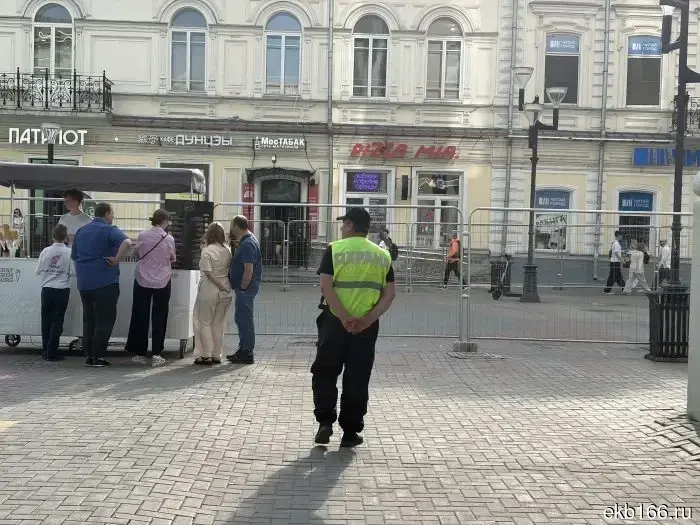 В Екатеринбурге пешеходам закрыли улицу Вайнера.