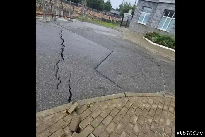 Мэрия Екатеринбурга потребовала прекратить строительство, которое привело к образованию трещин во дворе высотного здания.