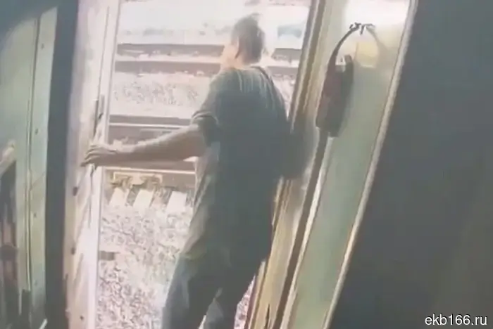 On the train traveling from the Urals to St. Petersburg, a passenger pushed the conductor out of the carriage.
