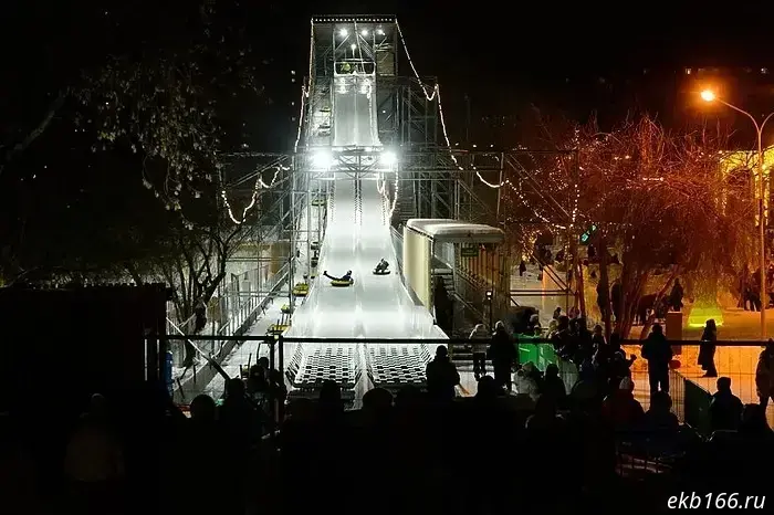 В Екатеринбурге в Парке Маяковского закрывают каток и большую горку.
