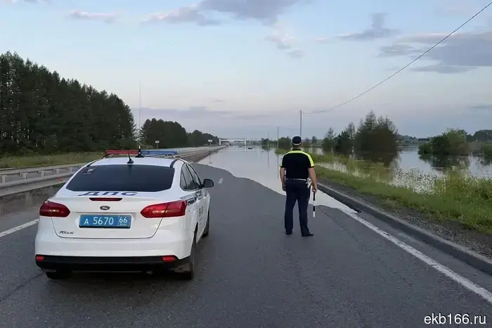 Тюменский тракт закрыт в обе стороны из-за наводнения.