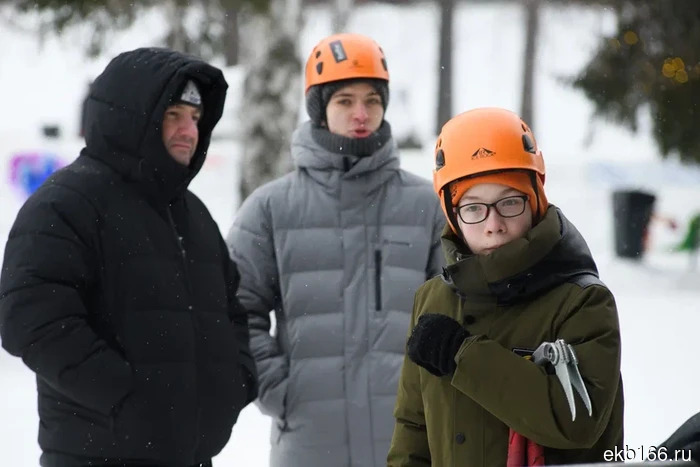 «Они снова лезут!» В Екатеринбурге проходит последний штурм ледяного городка (ФОТО)