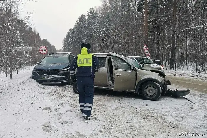 A multi-vehicle crash occurred on the road to the Novo-Sverdlovskaya CHP.