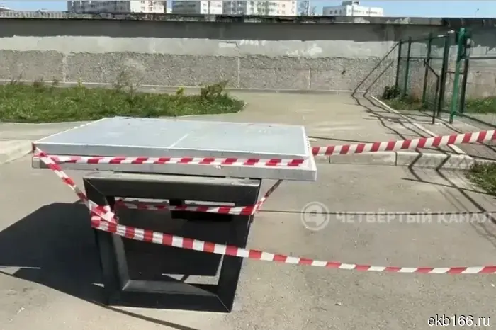 В Верхней Пышме каменный теннисный стол упал на детей.