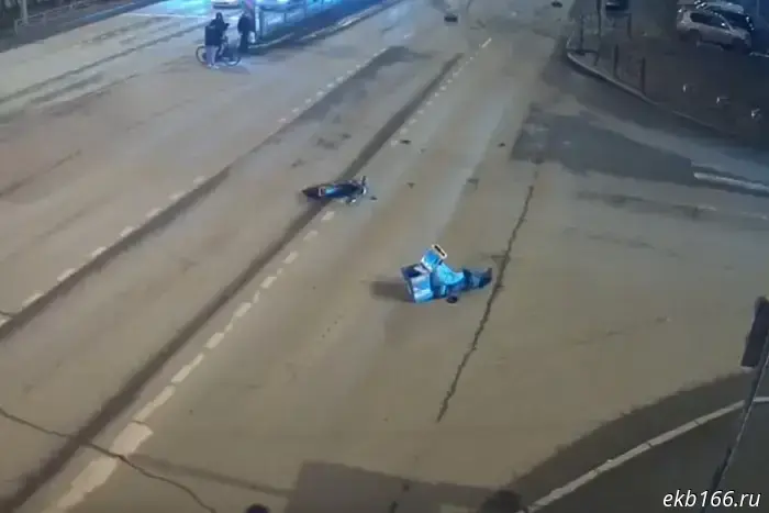 В Екатеринбурге курьер на электровелосипеде проехал на красный свет и чуть не угодил в аварию.