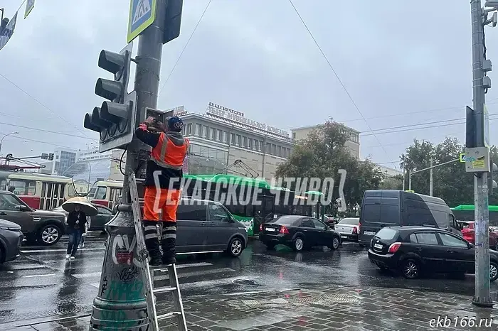 Traffic lights in the center of Yekaterinburg went out because of the rain.