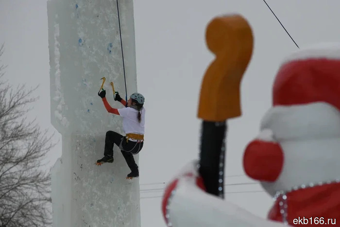 «Они снова лезут!» В Екатеринбурге проходит последний штурм ледяного городка (ФОТО)