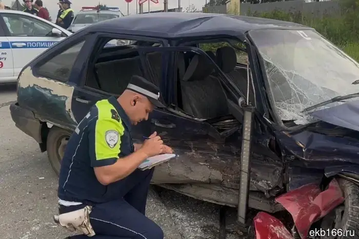 A group of teenagers in a car bought by a 16-year-old driver crashed in Yekaterinburg.
