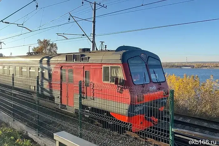 В Каменске-Уральском поезд насмерть сбил 17-летнюю девушку.