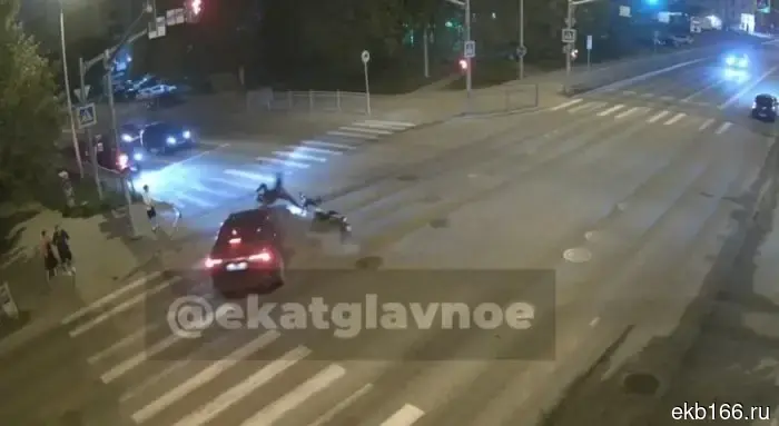 В Екатеринбурге молодая женщина на мотоцикле на высокой скорости врезалась в кроссовер.