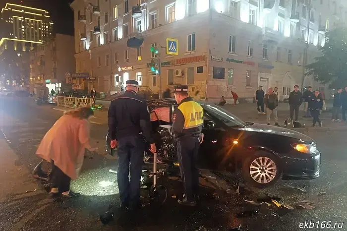 В Екатеринбурге в результате ДТП с легковым автомобилем погиб байкер. Ужасающие снимки.