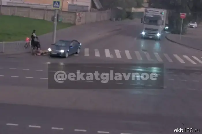 В Екатеринбурге двое подростков на самокате столкнулись с автомобилем — видео.