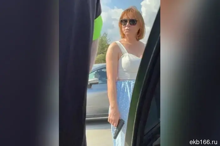 На автозаправочной станции в Среднеуральске была замечена свердловчанка с пистолетом.