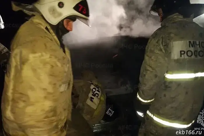 In Yekaterinburg, a young woman set fire to an expensive SUV on the orders of scammers.