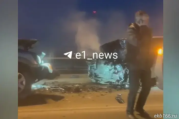 A multi-vehicle crash involving a taxi and a Gazelle occurred on the Blukherovsky Bridge.