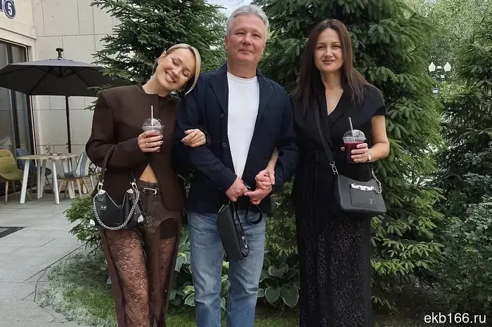 Певица из Екатеринбурга Клава Кока осуществила давнюю мечту своей семьи, подарив им великолепный сюрприз.