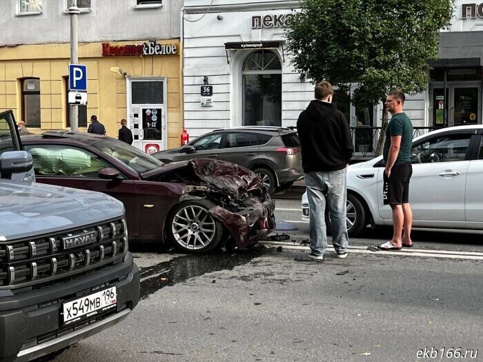 В центре Екатеринбурга движение оказалось парализовано из-за массового ДТП с участием автомобилей класса люкс (ФОТО)