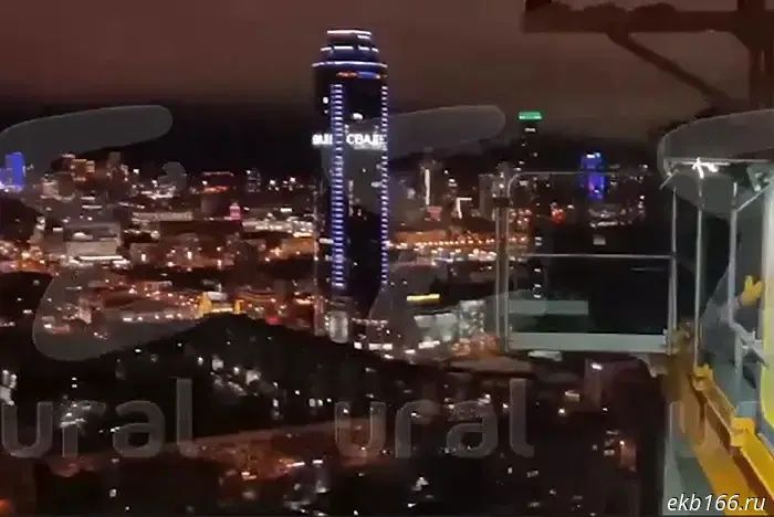 A teenager from Yekaterinburg climbed onto the roof of a high-rise residential complex.