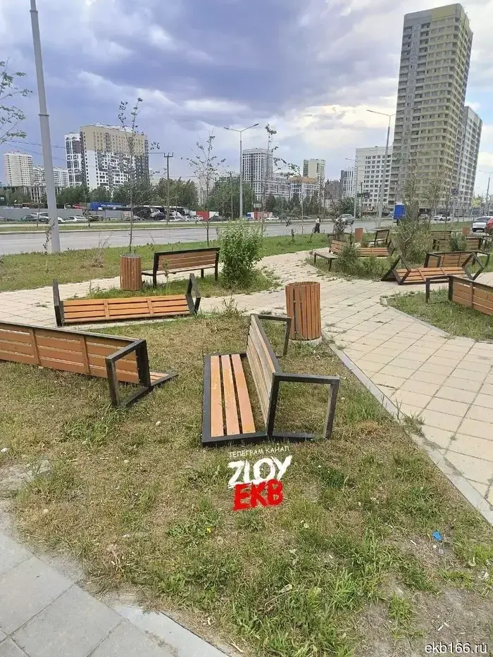 Сильный ветер повредил вывеску ТРЦ «Гринвич» в Екатеринбурге.