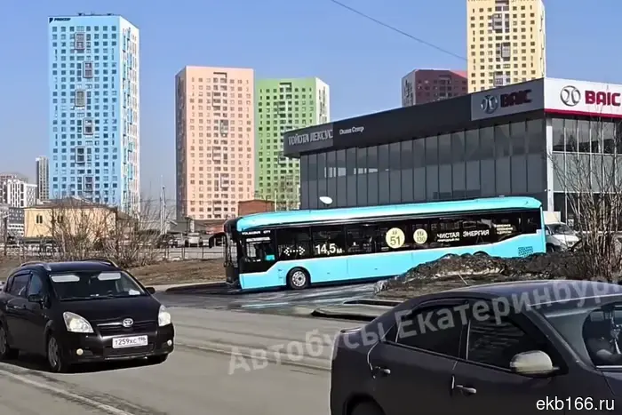 На улицы Екатеринбурга выехал большой автобус.