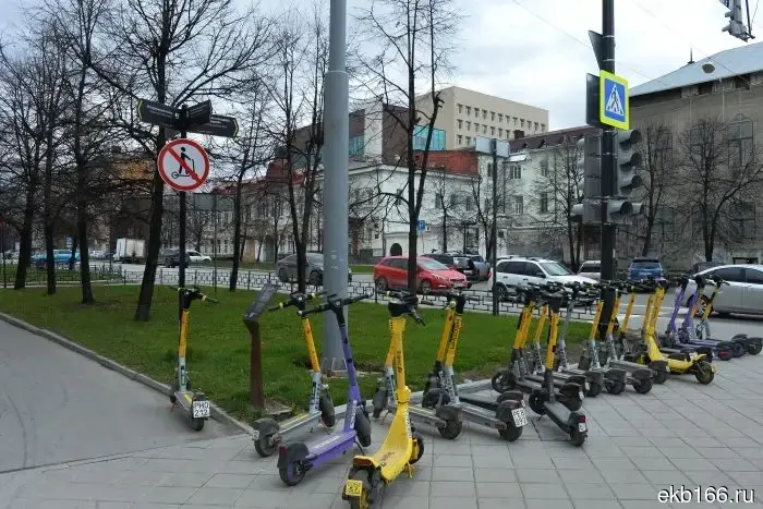 Kick-sharing services in Yekaterinburg intentionally ignore the signs "Scooter movement is prohibited."