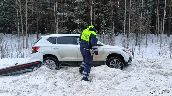 Три человека, среди которых 81-летняя женщина, получили травмы в аварии на Серовском тракте.