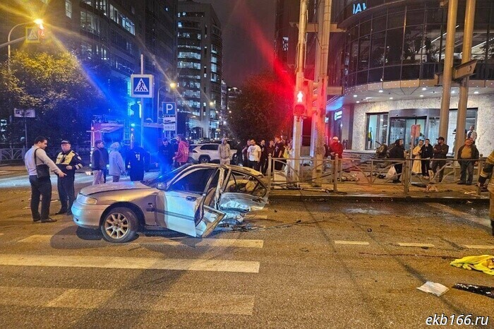 Car torn apart: a severe accident in downtown Yekaterinburg caused by a Lexus driver (VIDEO)