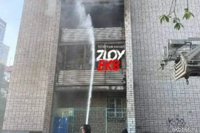 Seventy people ran out into the street: a five-story building caught fire in Yekaterinburg.
