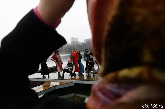 In the center of Yekaterinburg, girls suddenly turned a pier into a runway.