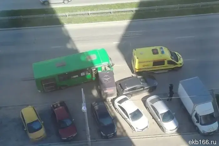 An elderly man in a bus was injured in a traffic accident in Yekaterinburg.