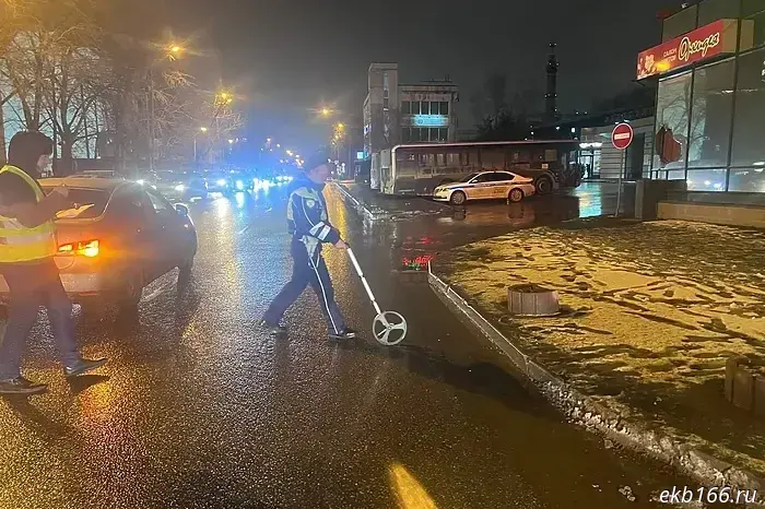 В Екатеринбурге на Восточной улице «Ниссан» насмерть сбил женщину.