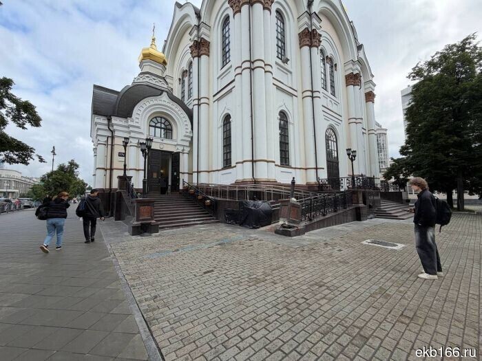 В Екатеринбурге люди приносят цветы и игрушки к месту трагедии, где погибли пешеходы у Большого Златоуста (ФОТО)