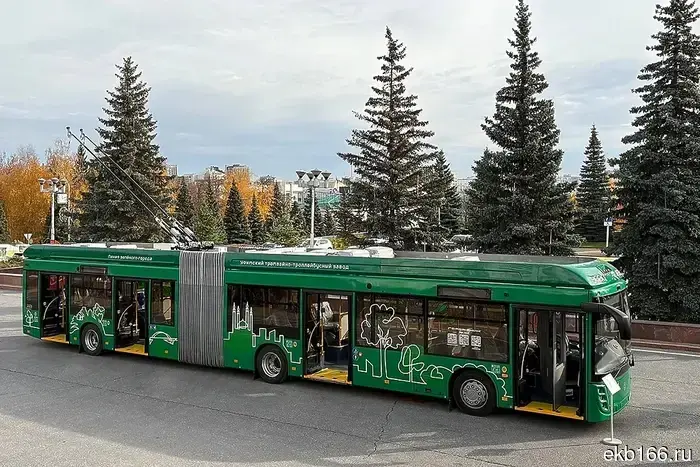 Автомобилисты Екатеринбурга препятствуют высадке пассажиров троллейбусами на остановках.