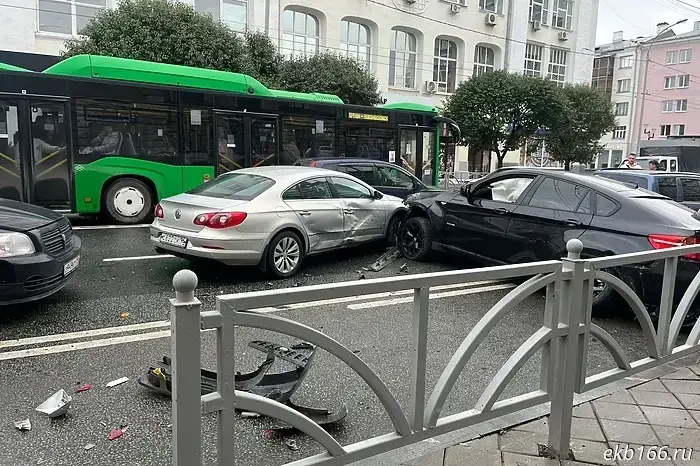 Five cars collided: a multi-vehicle crash occurred on Malysheva Street — photo