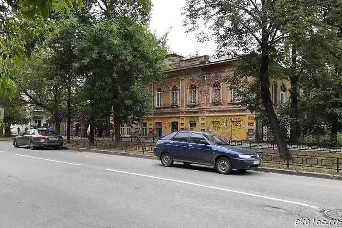 In Yekaterinburg they cannot close the "Produkty" pavilion that sells alcohol.